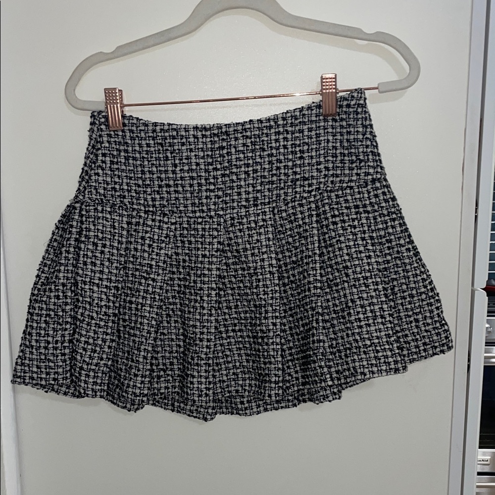 H&M Black & White Textured Pleated Skirt | 2